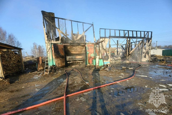 В Осановце сгорели стоящие в гараже «Фольксваген» и грузовая Газель